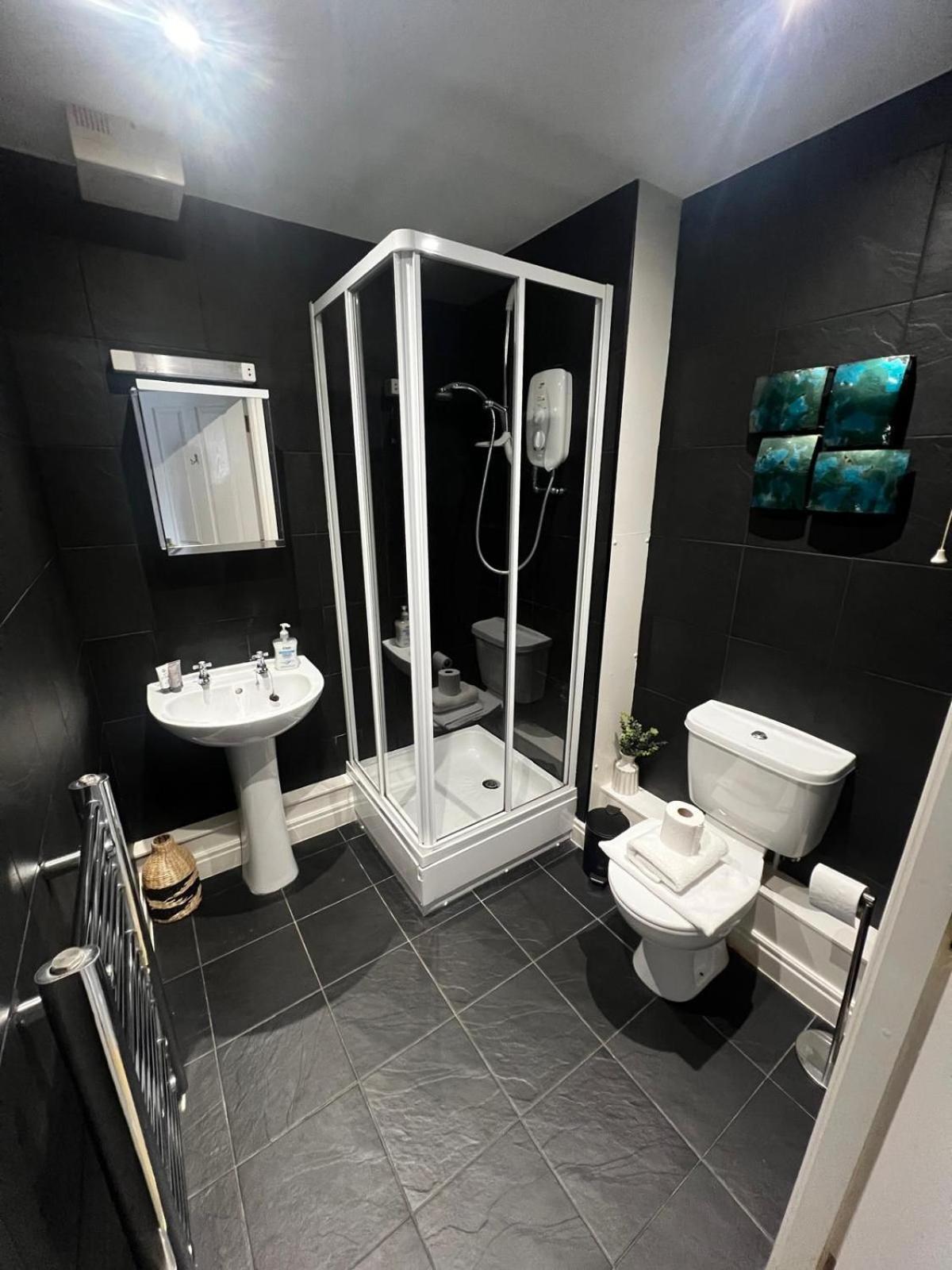 Majestic, Modern & Spacious Harbour-View Apartment With Parking Уитби Екстериор снимка