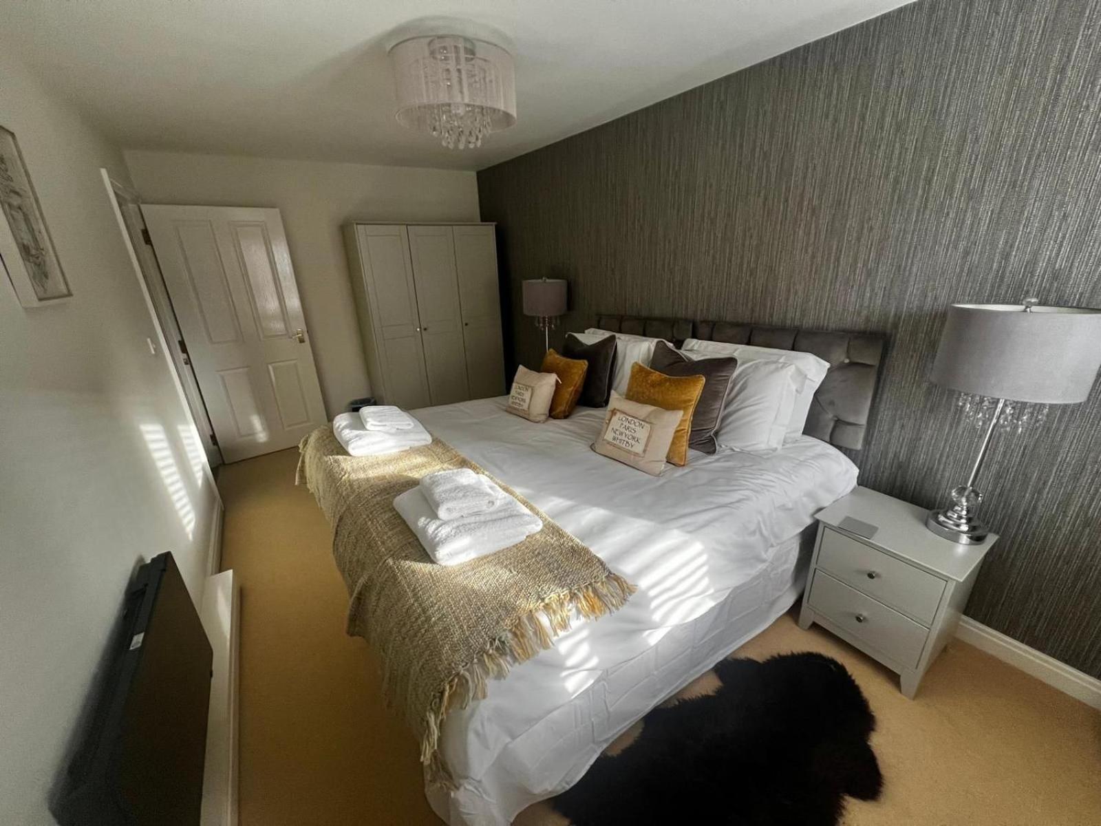 Majestic, Modern & Spacious Harbour-View Apartment With Parking Уитби Екстериор снимка