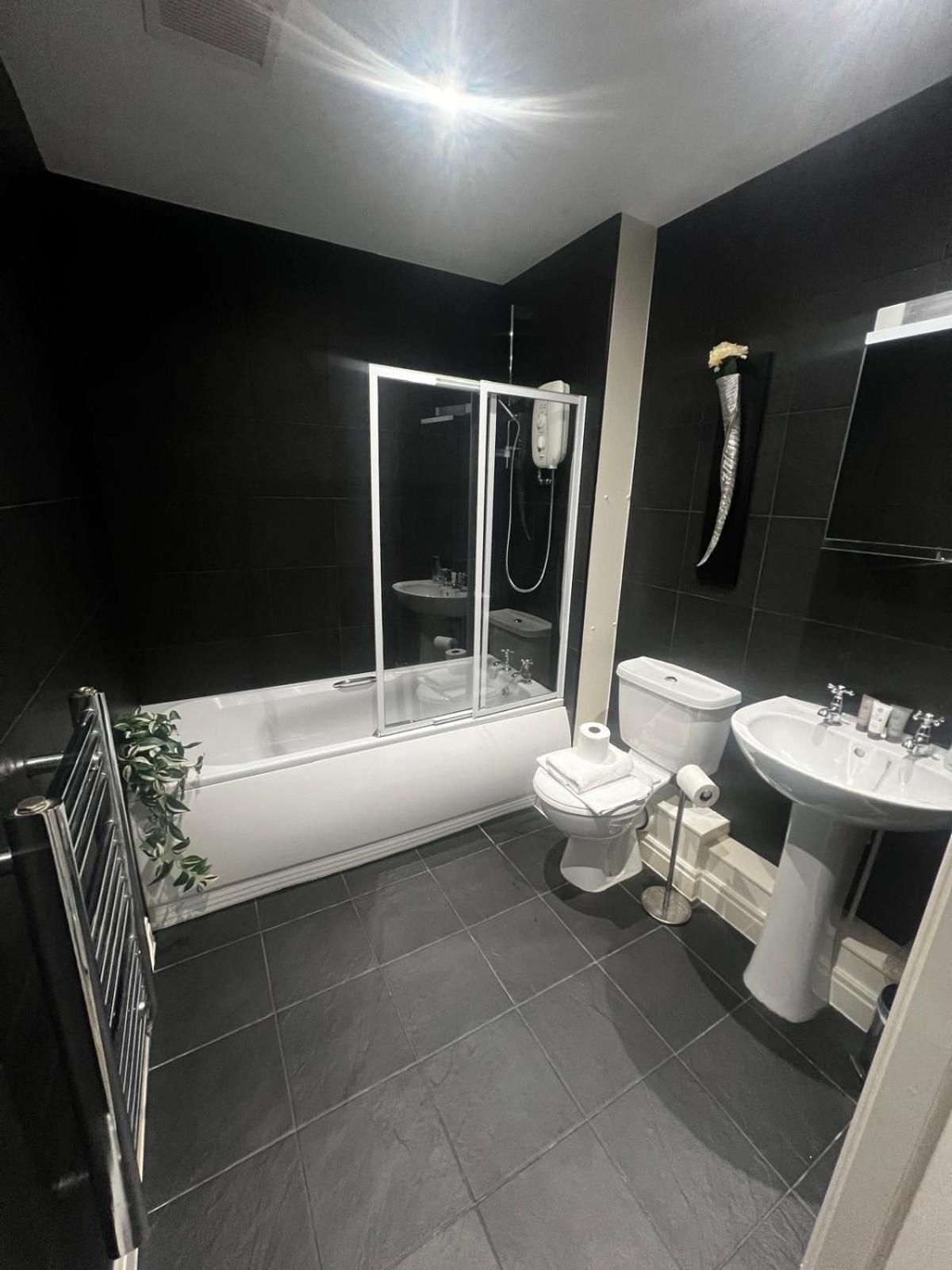 Majestic, Modern & Spacious Harbour-View Apartment With Parking Уитби Екстериор снимка