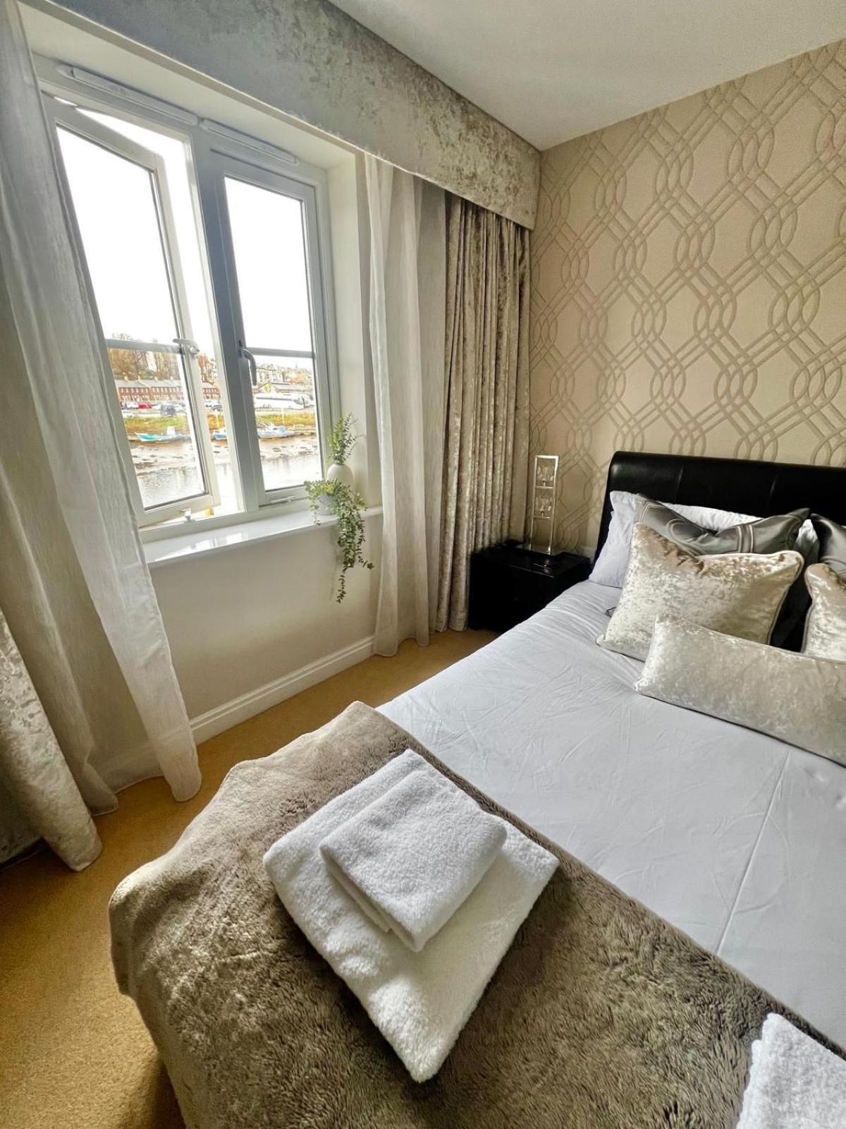 Majestic, Modern & Spacious Harbour-View Apartment With Parking Уитби Екстериор снимка